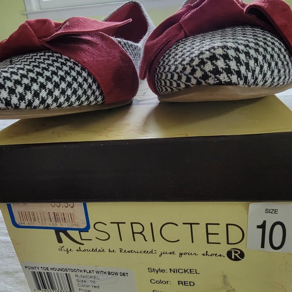 size 10 black & white flats